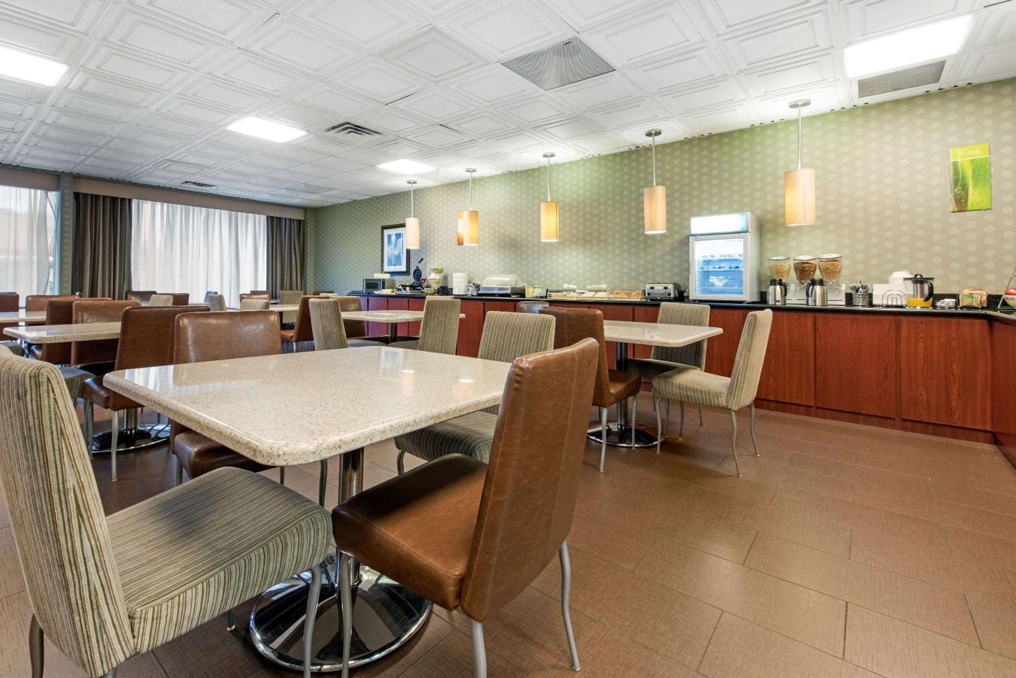 Quality Inn & Suites Charleston - Civic Center Eksteriør bilde