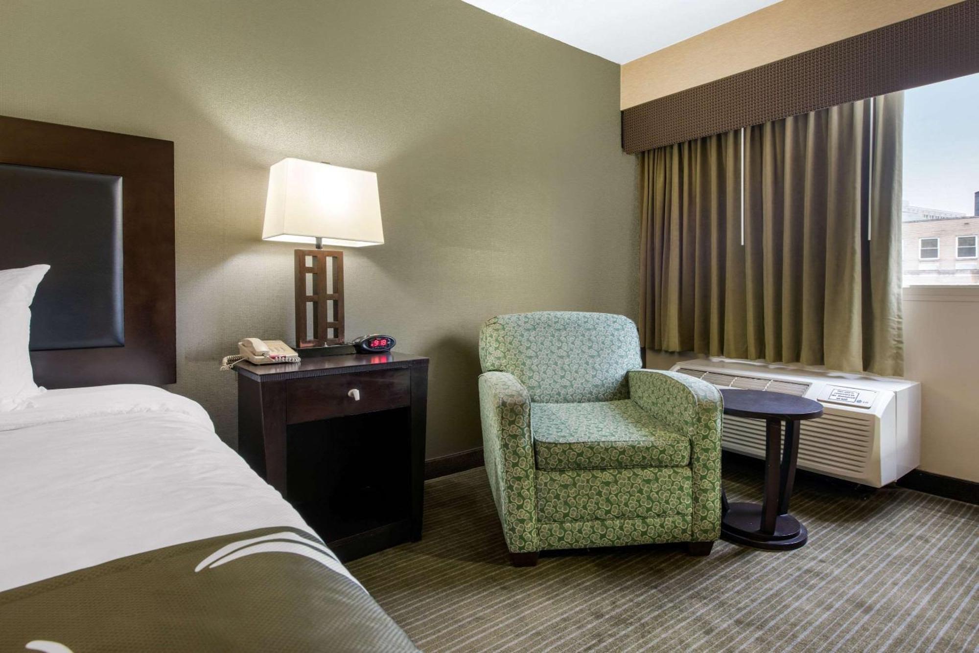 Quality Inn & Suites Charleston - Civic Center Eksteriør bilde