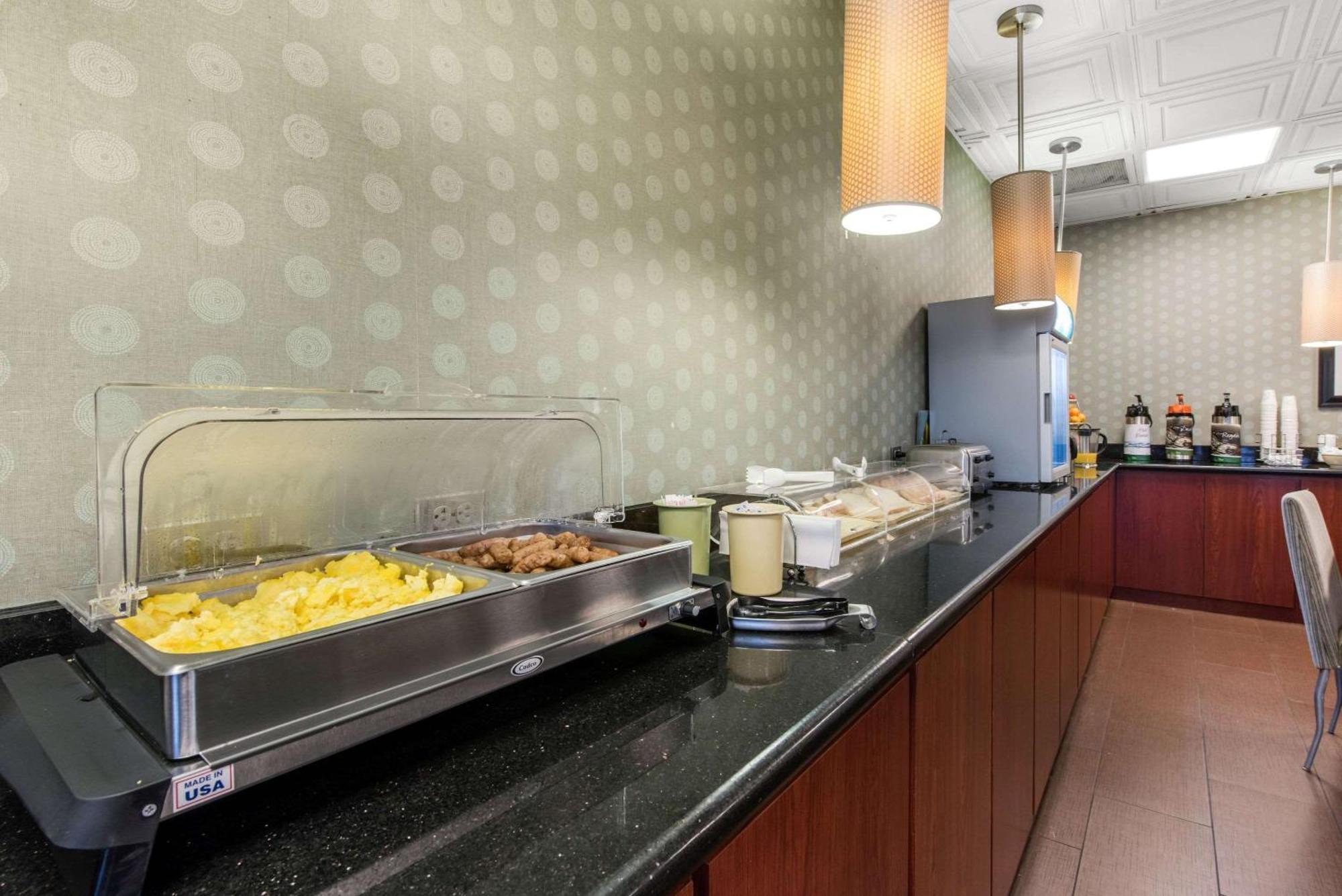 Quality Inn & Suites Charleston - Civic Center Eksteriør bilde